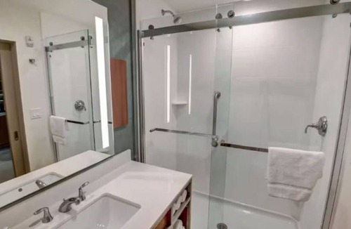 Wesley Chapel Hotel | 4 Separate Room for Families | Enjoy Free Breakfast, Outdoor Pool