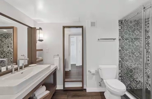 Rock Harbor Hotel | 4 Waterfront Room w/2 Queen Beds in Coconut Wing