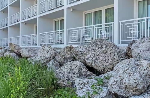 Rock Harbor Hotel | 4 Waterfront Room w/2 Queen Beds in Coconut Wing