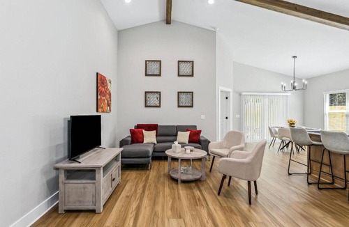 Brent House | 406 Hancock Ln
