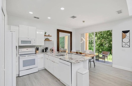 Windwood Bay House | 4BR family townhouse w/pool & backyard