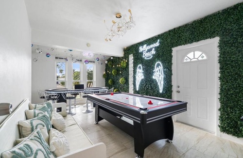 Hollywood Lakes House | 4BR Hollywood Villa 3 min to Beach, Heated 12-Person Jacuzzi, Game Room and BBQ