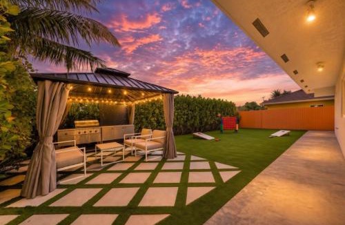 Miami Gardens House | 4BR Home Sleeps 14 BBQ and Outdoor Space