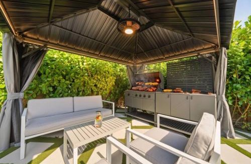 Miami Gardens House | 4BR Home Sleeps 14 BBQ and Outdoor Space