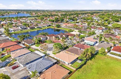 Miami Gardens House | 4BR Home Sleeps 14 BBQ and Outdoor Space