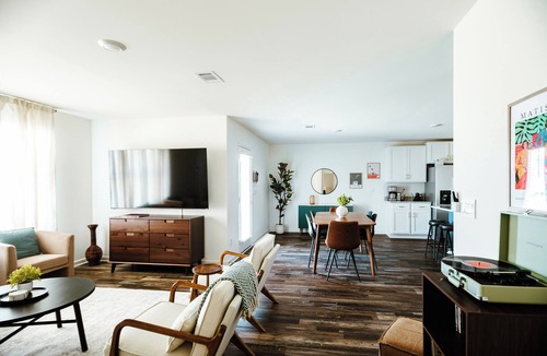 Tuscaloosa House | 4BR Modern Getaway - Mins to UA, King Bed