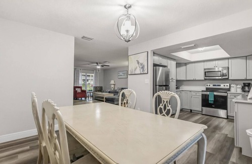 Walsingham House | 4BR | Screened Pool | Next to Park | 10 Min Indian Rocks Beach | Sleeps 10