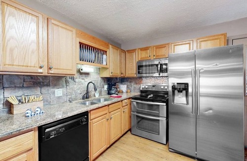 Eureka Springs House | 4BR Waterfront - Deck - Fireplace - Deck