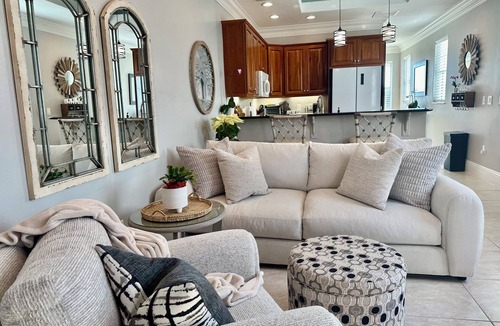 Palm Coast Condo | 5 ★ Luxury King Penthouse- 3 miles to Beach! Chef's Kitchen! Private Balcony