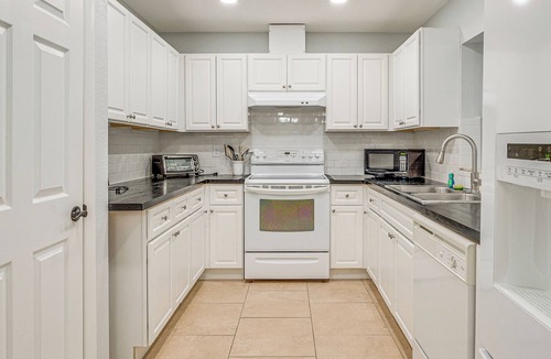 Spring Hill House | 5 Mi to Weeki Wachee! Home w/Lanai & Air Hockey