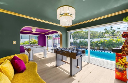 Pompano Beach House | 5 Min to Beach Heated Pool HotTub 85" TV BBQ Games