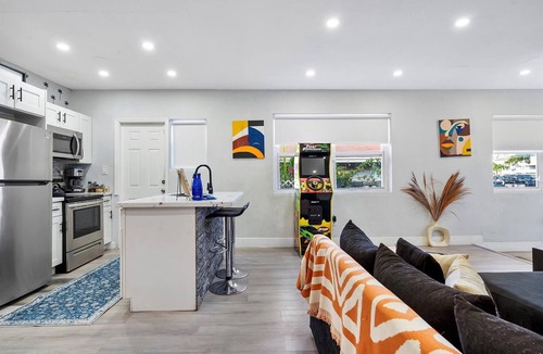 East Little Havana House | 5 min to Brickell/Bars - Arcade - King Bed - Outdoor Fun