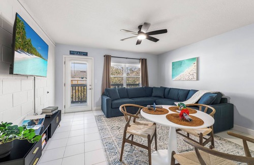 Palm Valley Apartment | 5 Min to Mayo Clinic, 2 King Beds, Step-Free, Lakeview, 2 Pools & Gym