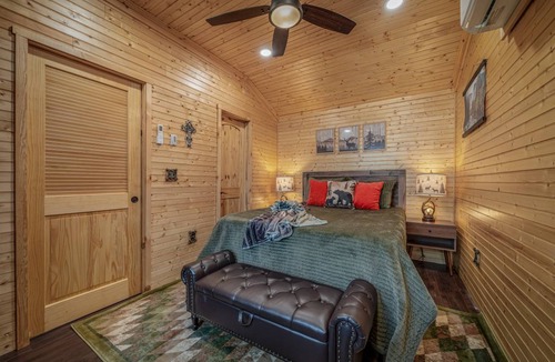 Fort Payne Cabin | 50 m² Cabin ∙ 2 bedrooms ∙ 4 guests
