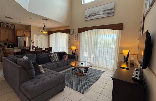 Seasons Villa | 6 bed comfort, close to the parks & superb lake view with private pool