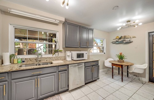 June Park House | 6 bedrooms. Sleeps 14. 3 KingBeds. 1 acre lot. Large Pool, Huge Fenced yard