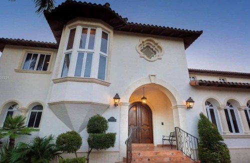 Northeast Miami House | 6BR Waterfront Mansion Oasis 5min from Miami Beach