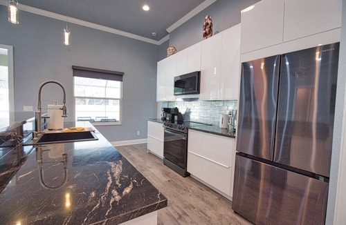 South Venice House | 7 min to the Beach. Family Venice Beach Retreat. Private Saltwater Screened Pool
