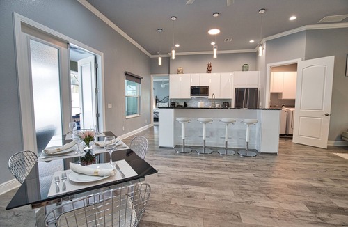 South Venice House | 7 min to the Beach. Family Venice Beach Retreat. Private Saltwater Screened Pool