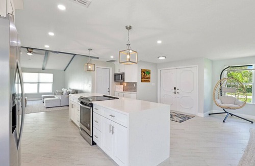 Caloosahatchee House | 7 Palms Home Waterfront, heated pool, spa, bikes, kayaks!