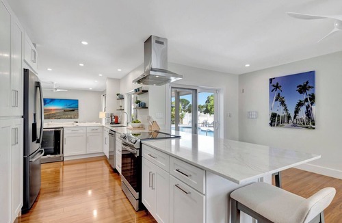 Tropic Palms House | 796 | Waterfront | Sleeps 10 | Heated Pool |Tiki Hut |Fire Pit |by DelrayNightly