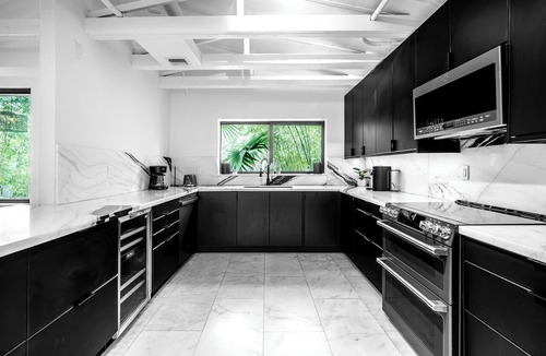 East Little Havana House | 8BR Mansion Near Kiki on the River, Home Cinema, Gym, Private Pool, BBQ