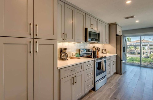 South Island House | 9 Sunview Pet Friendly Bayfront Pool Home Retreat