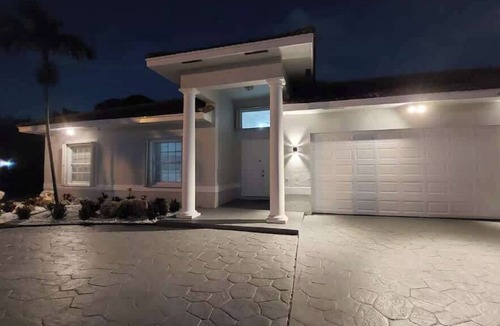 West Dixie Bend House | 9BR/5BA/Pool/Jacuzzi/Theater/Mini Golf/Beach