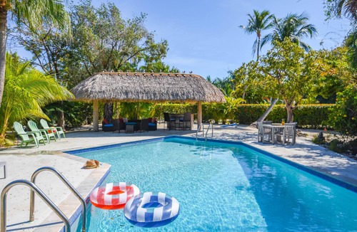Sugarloaf Key House | 9BR Estate | 3 Homes/2 Pools/Hot tub -30 Min to KW