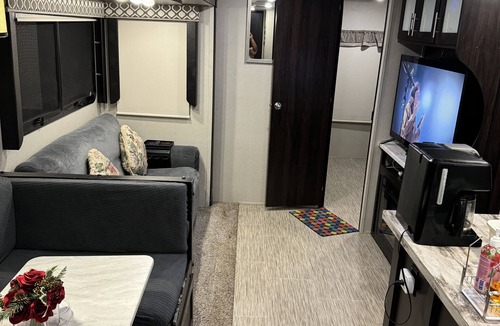 Pinellas Park House | A 38-FT LONG LUXURY LACROSSE COMFORTABLE CAMPER