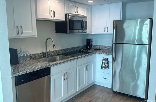 Fort Myers River District Apartment | A luxurious retreat, blending comfort and city vibes in the heart of downtown Fort Myers!