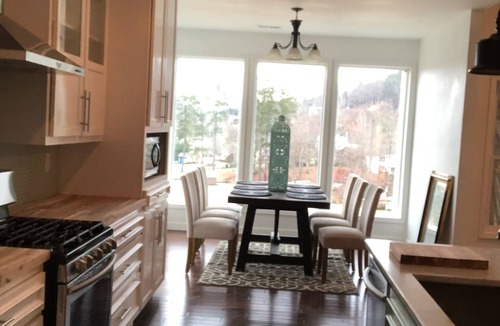 Guntersville House | A NEWER UPSCALE LAKEFRONT HOME WITH POOL