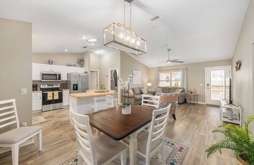 Summerhill House | A Private Oasis! Enjoy this beautifully updated 3/2 home. Golf car included!