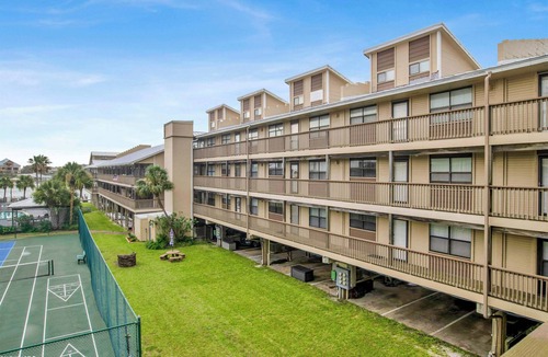Orange Beach East Condo | A short stroll to the white sand beach of the Gulf of Mexico and Ole River.