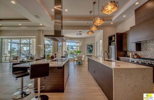Caloosahatchee Villa | A spacious 6-bedroom retreat in sunny Cape Coral.
