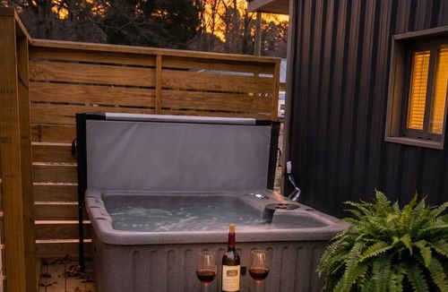 Fluker Cabin | A Sweet Spot Hot Tub 13 min to Franklinton and 19 min the State Park