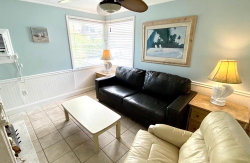 Holmes Beach Hotel | A Tropical Breeze Beach Club - Anna Maria Island