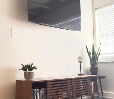 Central Business District Apartment | Above All-d'town, parking, gym, cruise, walkable