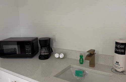 Pinecrest West Park Apartment | Adorable 1-bedroom studio with AC in vibrant Tampa