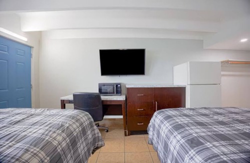 Merritt Island Hotel | Affordable Room Near Kennedy Space Center – Ideal for Long-Stay Guests