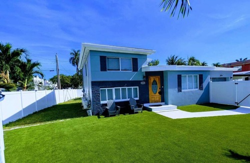 Edgewood House | Airport Retreat: Extended Stay Near Airport 2 Min!