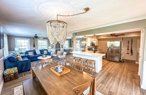 Mid Island House | Amazing ocean & sunset views, steps from the beach