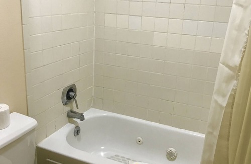 Saks Hotel | American Inn