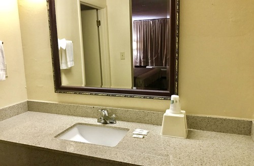 Saks Hotel | American Inn