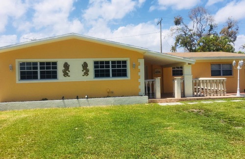 Cutler Bay House | ANDY accommodation is good for couples, business