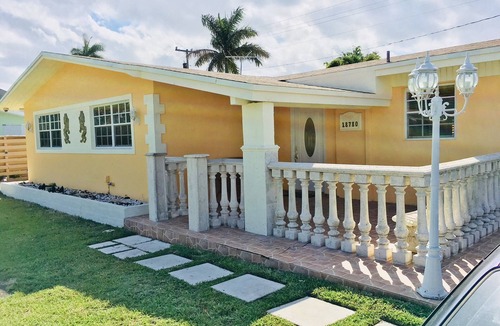 Cutler Bay House | ANDY accommodation is good for couples, business