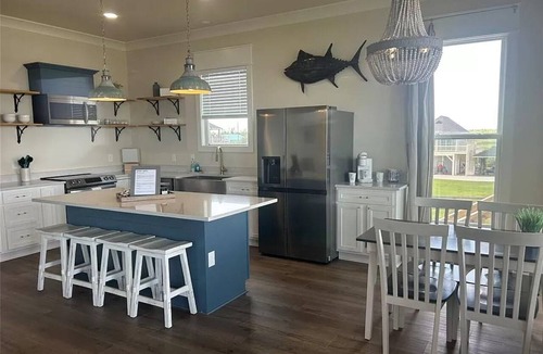 Hackberry House | Angler Bay Waterfront Camp - Fish, Crab & Relax! Enjoy the best of Hackberry