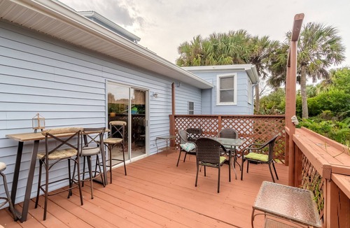 South Peninsula Historic District House | Antique Beach House 1 Block to Beach - 6 Month Minimum Rental