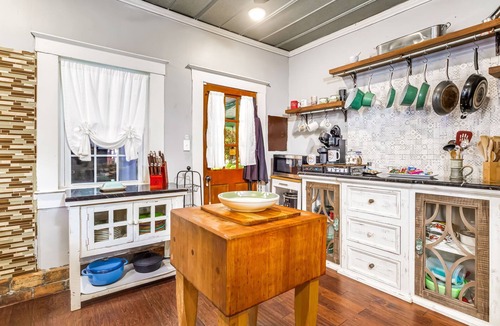 East Hill House | Artsy Jazz House Retreat w/Zen Garden & Hot Tub