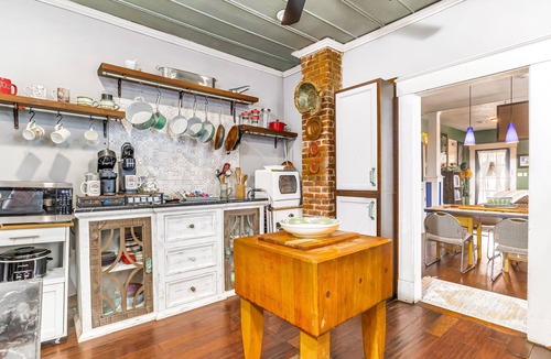 East Hill House | Artsy Jazz House Retreat w/Zen Garden & Hot Tub
